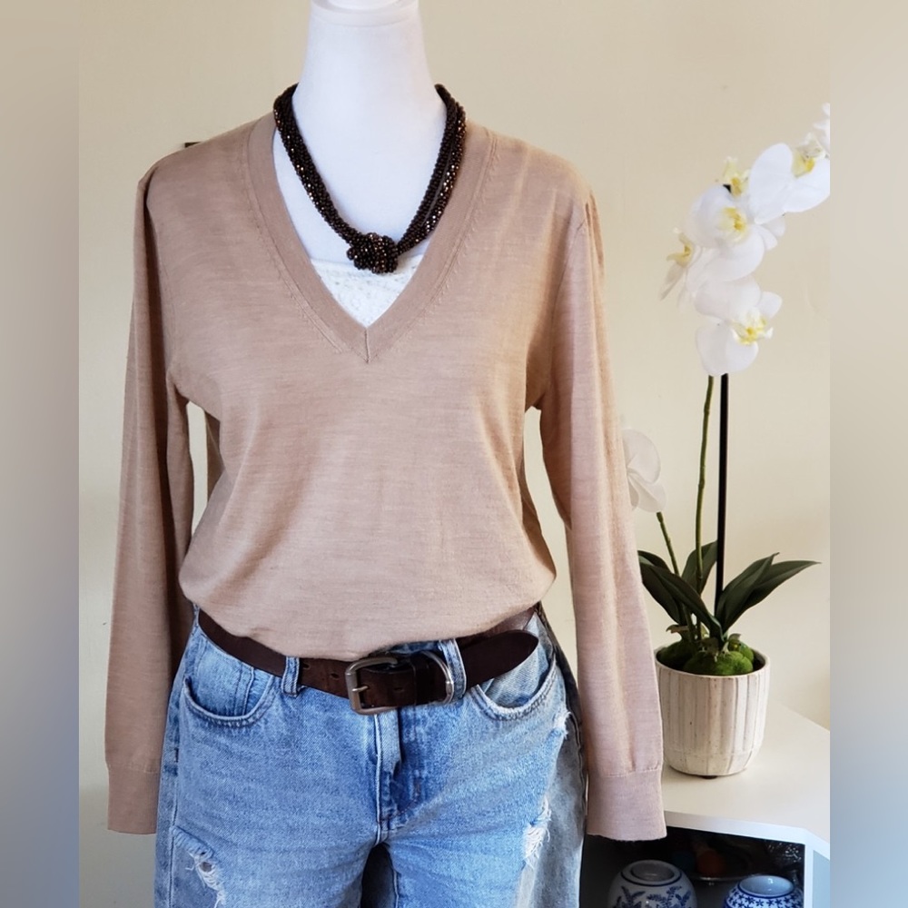 Pre owned BANANA REPUBLIC BASIC V-NECK TOP in excellent condition